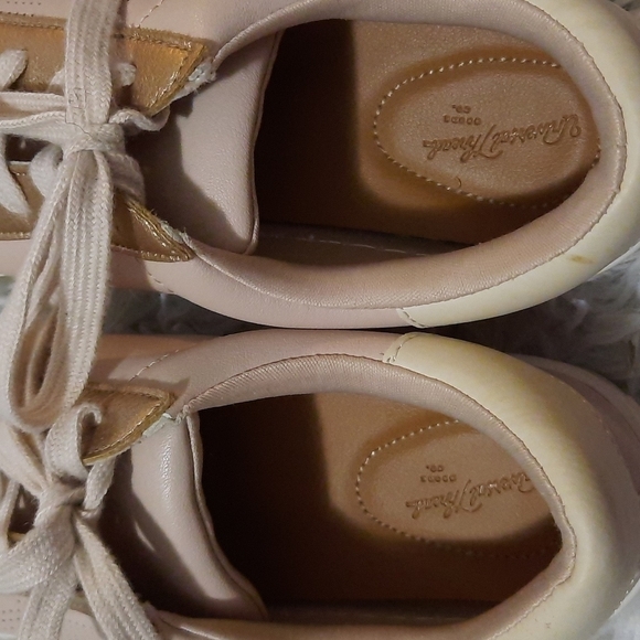 UNIVERSAL Thread Shoes - Picture 6 of 6